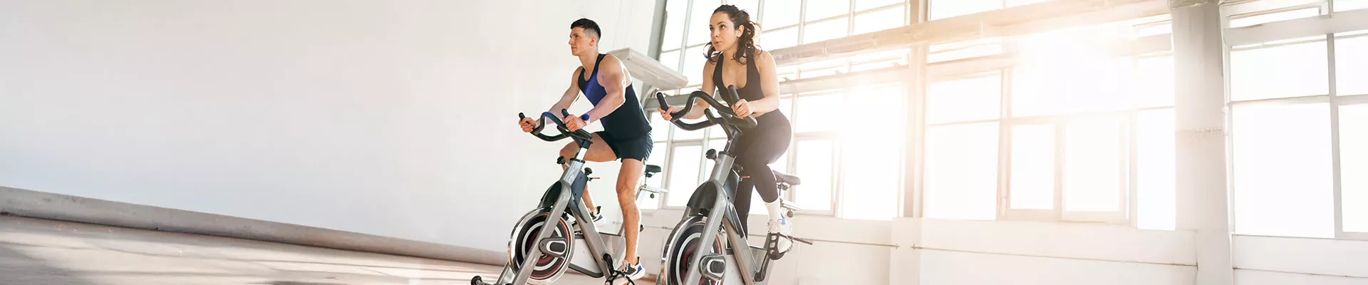 Dein <span class="text-accent">pulsierendes</span>
Indoor Cycling Erlebnis in Lügde Header Hintergrund